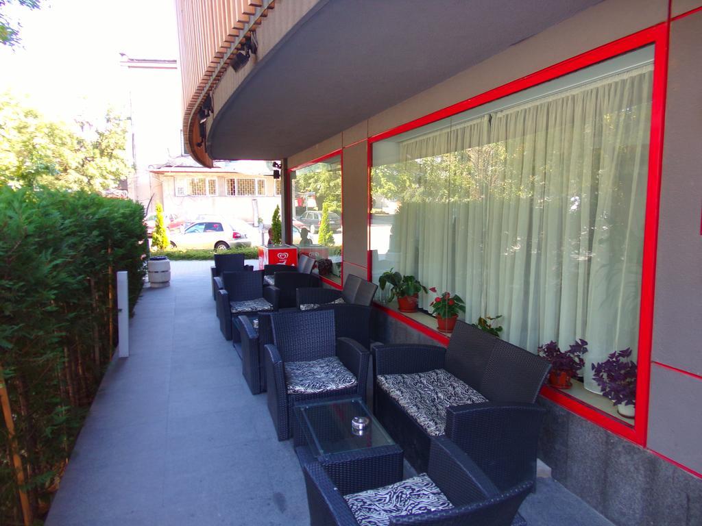 Universal Hotel Dupnitsa Buitenkant foto
