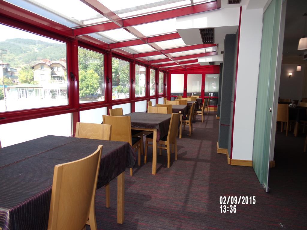 Universal Hotel Dupnitsa Buitenkant foto