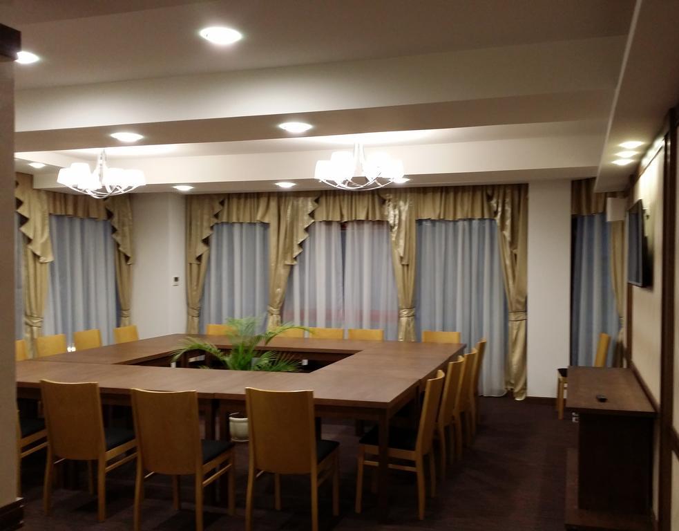 Universal Hotel Dupnitsa Buitenkant foto