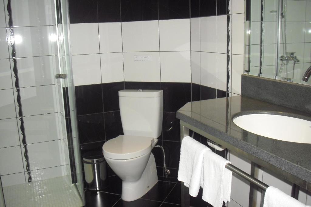 Universal Hotel Dupnitsa Buitenkant foto